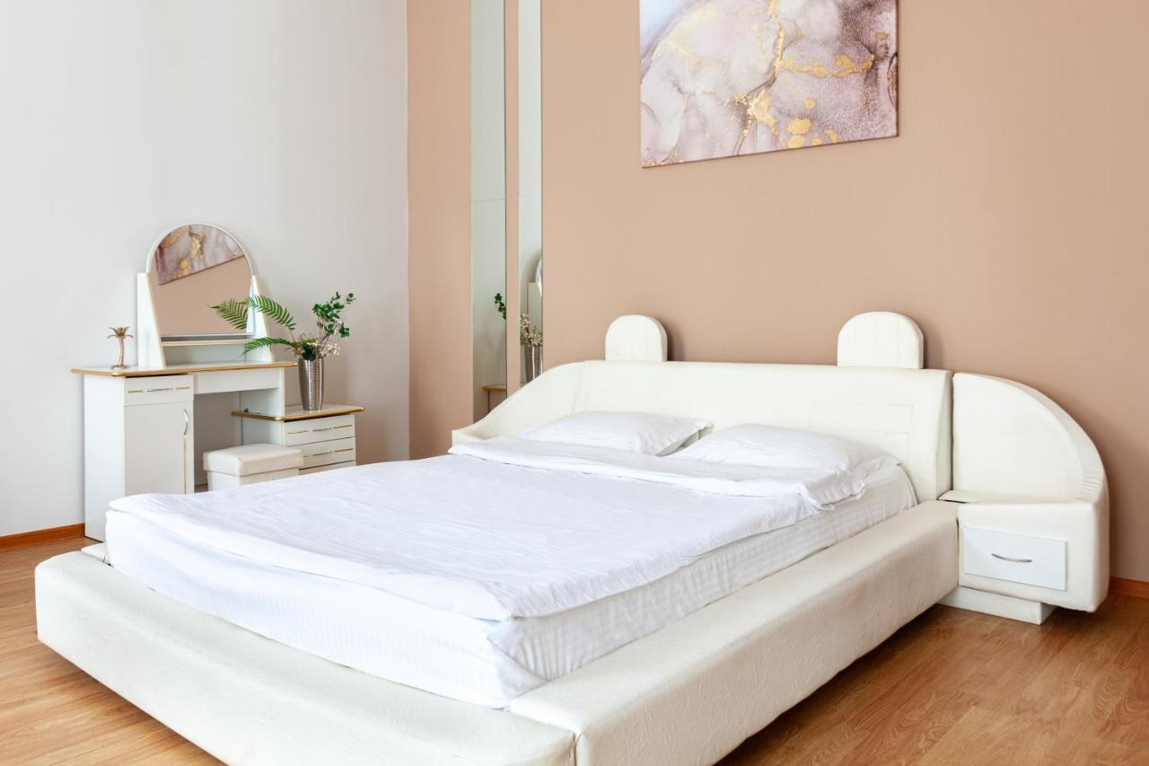 Leogrand Apartments Svobody 33 Lviv Buitenkant foto