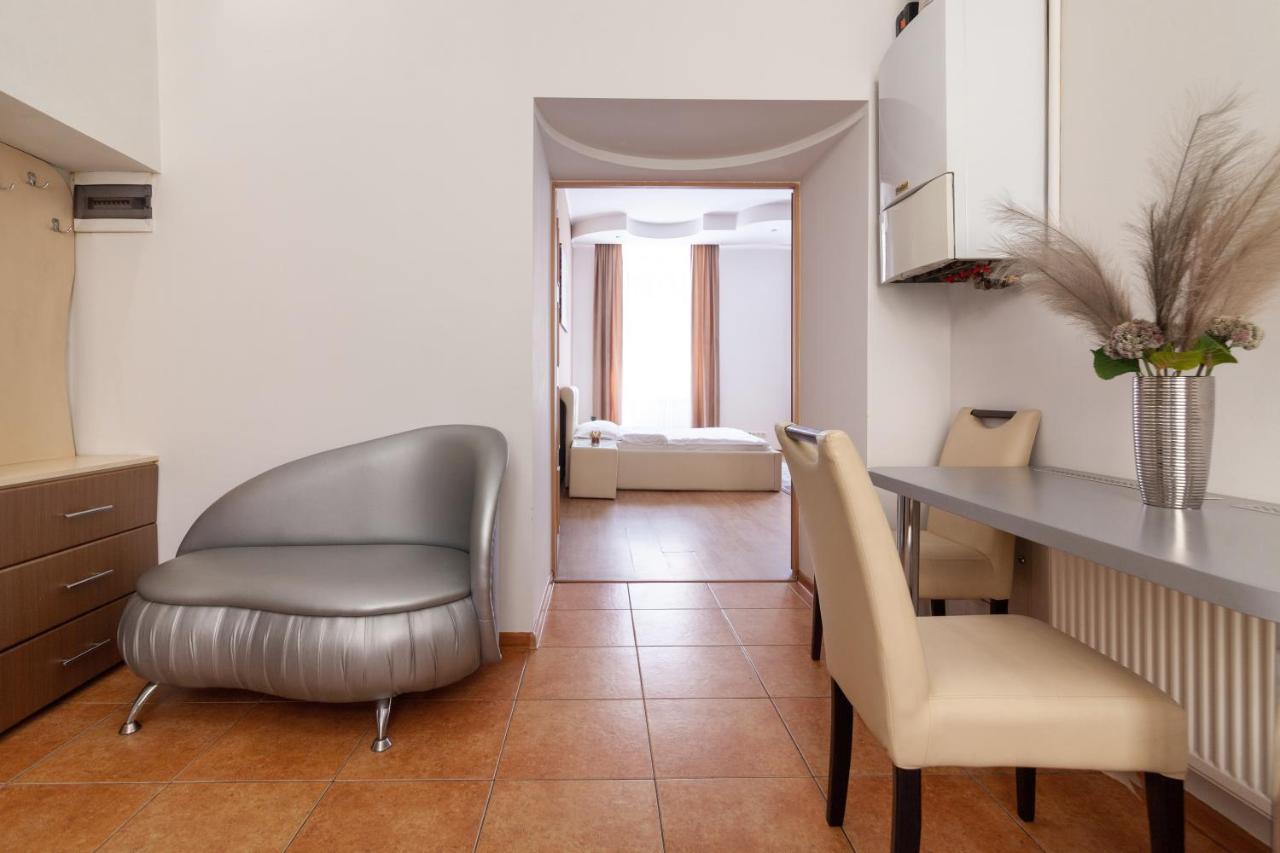 Leogrand Apartments Svobody 33 Lviv Buitenkant foto